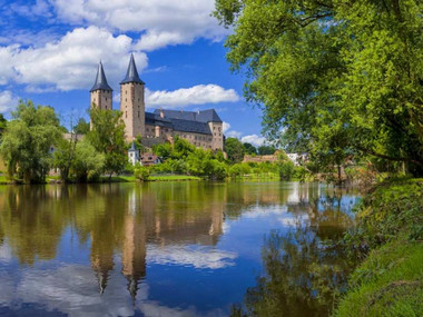 Schloss Rochlitz spiegelt sich im Wasser